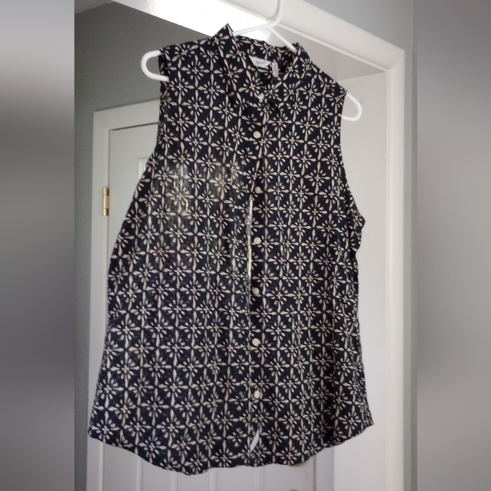 Woolrich Woolen Mills sleeveless, collared top.